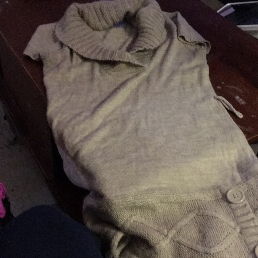 Short sleeve sweater top